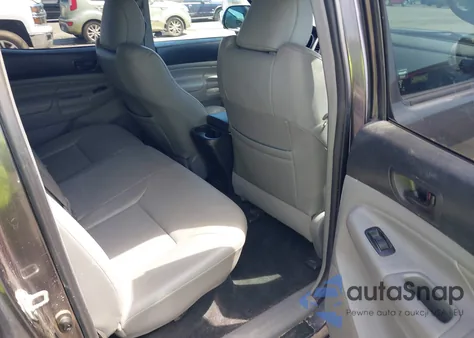 2015 Toyota Tacoma Base V6 z USA, uszkodzony, nr VIN 3TMLU4EN1FM177255